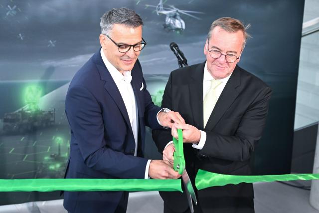 23 July 2026, Baden-Wuerttemberg, Oberkochen: CEO of Hensoldt Oliver Doerre (L) and German Defense Minister Boris Pistorius symbolically cut the ribbon to mark the opening of the new Hensoldt facility in Oberkochen. Photo: Bernd Weißbrod/dpa