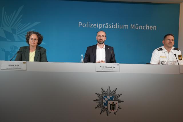 23 July 2026, Bavaria, Munich: (L-R) Spokesperson for the Munich I District Attorney's Office Juliane Grotz, head of the Homicide Division Armin Ritterswuerden and press spokesperson for the Munich Police Thomas Schelshorn provide information about a homicide accident. A 51-year-old man was found dead; a 37-year-old man with whom he had a business relationship has been arrested on suspicion of murder. Photo: Ehsan Monajati/dpa