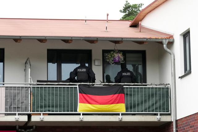 23 July 2026, Brandenburg, Dallgow-Doeberitz: Federal Police officers search an apartment in downtown Dallgow-Doeberitz. Photo: Sven Kaeuler/dpa