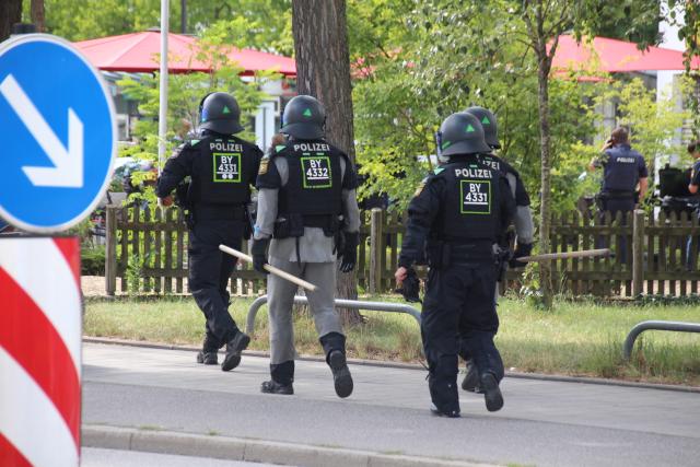 23 July 2026, Bavaria, Regensburg: Police officers arrive to the scene, where one person has been critically injured in a hostage situation at a bank branch in Regensburg. The suspect, believed to be a man, is reportedly armed with a knife, a police spokeswoman told the German Press Agency. Photo: Moller-Schuh/Vifogra MEDIA/dpa