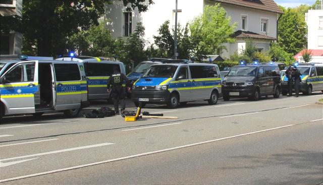 23 July 2026, Bavaria, Regensburg: Police officers arrive to the scene, where one person has been critically injured in a hostage situation at a bank branch in Regensburg. The suspect, believed to be a man, is reportedly armed with a knife, a police spokeswoman told the German Press Agency. Photo: Moller-Schuh/Vifogra MEDIA/dpa
