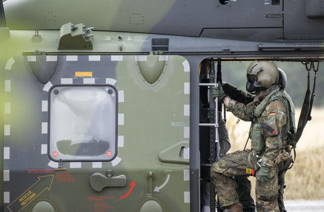 23 July 2026, Baden-Württemberg, Hardheim: The crew members of an NH90 helicopter wait for take off.  German Defense Minister Pistorius (SPD) wants to get a firsthand look at the capabilities of the Army Aviation Group based in Niederstetten. According to the Defense Ministry, the group is establishing a helicopter task force for NATO. Photo: Hannes P Albert/dpa
