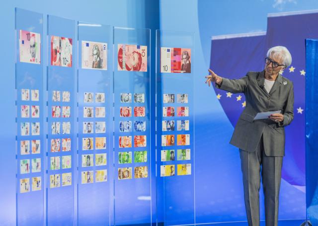 23 July 2026, Hesse, Frankfurt am Main: President of the European Central Bank (ECB) Christine Lagarde presents the shortlisted designs for the future euro banknotes during the ECB Governing Council meeting. Photo: Andreas Arnold/dpa
