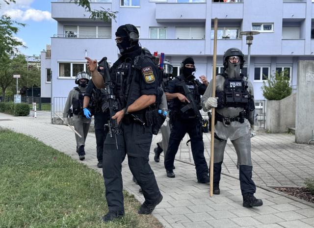 23 July 2026, Bavaria, Regensburg: Police officers arrive to the scene, where one person has been critically injured in an attack at a bank branch in Regensburg. The suspect, believed to be a man, is reportedly armed with a knife, a police spokeswoman told the German Press Agency. Photo: -/RGB Medienwerkstatt/dpa