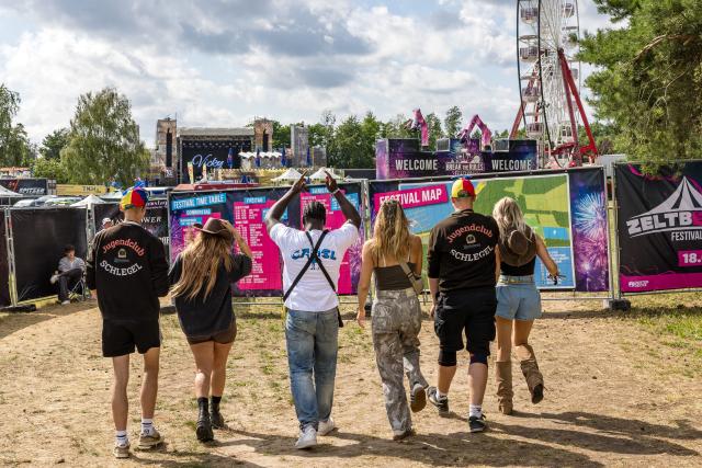 23 July 2026, Saxony, Boxberg: Visitors head to the entrance of the Break The Rules Festival. Photo: Frank Hammerschmidt/dpa