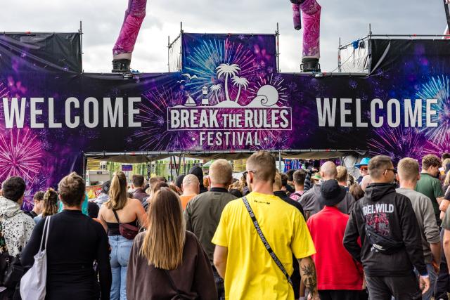 23 July 2026, Saxony, Boxberg: Visitors head to the entrance of the Break The Rules Festival. Photo: Frank Hammerschmidt/dpa