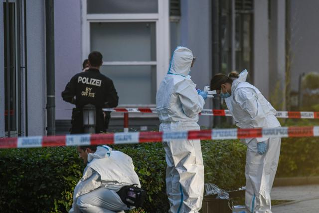 23 July 2026, Bavaria, Regensburg: Forensic investigators work on the scene, where a man was killed in a knife attack at a bank branch in Regensburg. Initially, the police had reported that a hostage situation was underway at the bank. Photo: Jason Tschepljakow/dpa