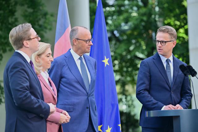 24 July 2026, Berlin: Former Christian Democratic Union (CDU) Secretary-General Carsten Linnemann (R) speaks during a press conference at the Chancellery in Berlin, alongside German Chancellor Friedrich Merz (2nd R), former Health Minister Nina Warken, and former Parliamentary State Secretary at the Ministry of Digital Affairs, Philipp Amthor (L), regarding personnel changes in the government and the CDU. Photo: Sebastian Gollnow/dpa