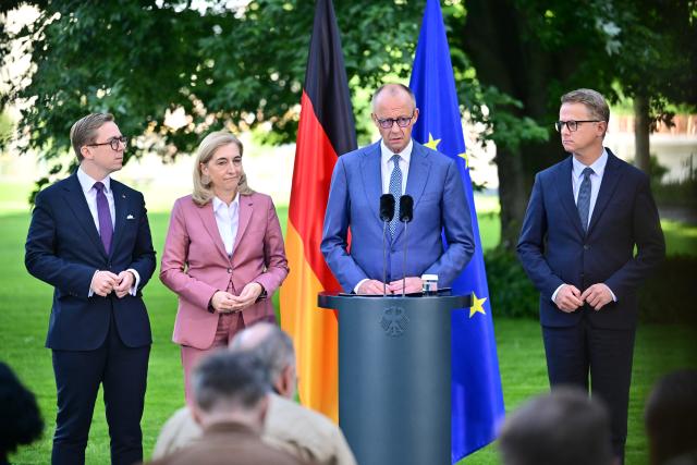 24 July 2026, Berlin: German Chancellor Friedrich Merz (2nd from right, CDU) speaks during a press conference at the Chancellery in Berlin, alongside former Health Minister Nina Warken (CDU), former CDU Secretary-General Carsten Linnemann (R), and former Parliamentary State Secretary at the Ministry of Digital Affairs, Philipp Amthor (L, CDU), regarding personnel changes in the government and the CDU. Photo: Sebastian Gollnow/dpa