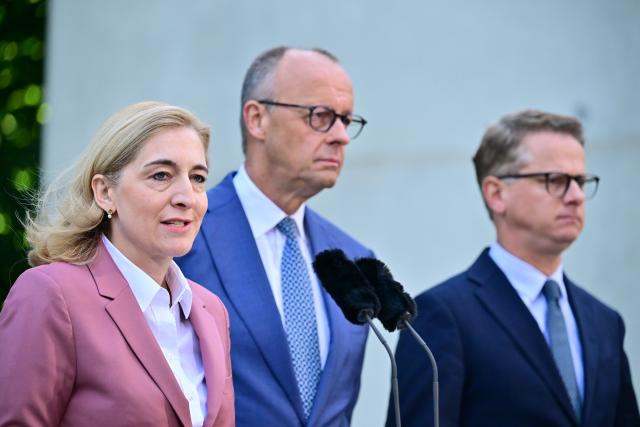 24 July 2026, Berlin: Former Health Minister Nina Warken (L) speaks during a press conference at the Chancellery in Berlin, alongside German Chancellor Friedrich Merz (C) and former Christian Democratic Union (CDU) Secretary-General Carsten Linnemann to discuss personnel changes in the government and the CDU. Photo: Sebastian Gollnow/dpa