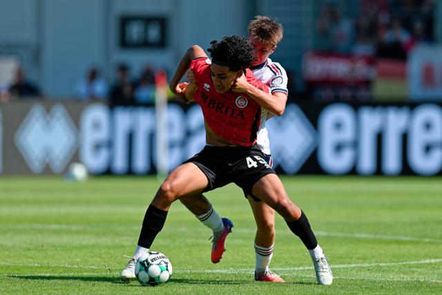 25 July 2026, Hesse, Wiesbaden: Wehen Wiesbaden's Ibrahim Ati Allah and Bayern Munich's Simon Schaff battle for the ball during the German Pre-season soccer match between SV Wehen Wiesbaden and FC Bayern Munich at BRITA Arena. Photo: Uwe Anspach/dpa - IMPORTANT NOTICE: Bundesliga and DFB regulations prohibit any use of photographs as image sequences and/or quasi-video.