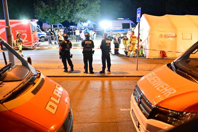 26 July 2026, Berlin: Police and emergency responders are on the scene in the Großer Tiergarten following the cancellation of Christopher Street Day (CSD). After a car struck and injured several people on the outskirts of the Christopher Street Day event in Berlin, police are searching for suspects. Photo: Sebastian Gollnow/dpa