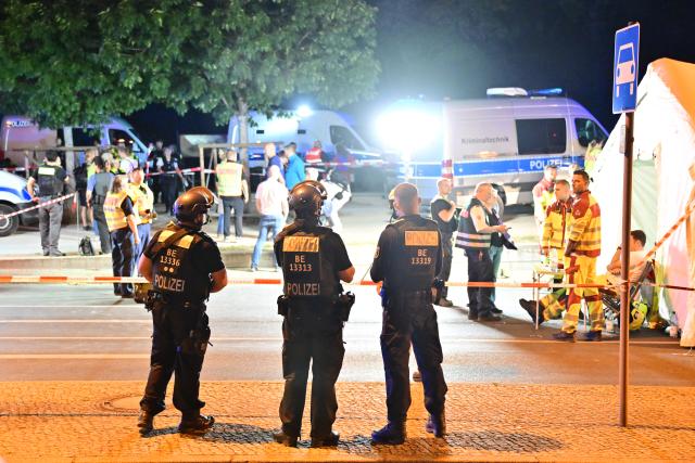26 July 2026, Berlin: Police and emergency responders are on the scene in the Großer Tiergarten following the cancellation of Christopher Street Day (CSD). After a car struck and injured several people on the outskirts of the Christopher Street Day event in Berlin, police are searching for suspects. Photo: Sebastian Gollnow/dpa