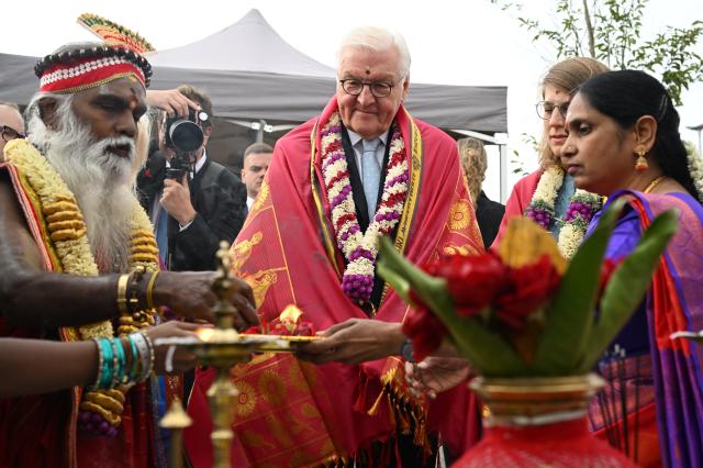 26 July 2026, North Rhine-Westphalia, Hamm: German President Frank-Walter Steinmeier (C) is attending the grand temple festival of the Hindu community in Germany. Photo: Federico Gambarini/dpa