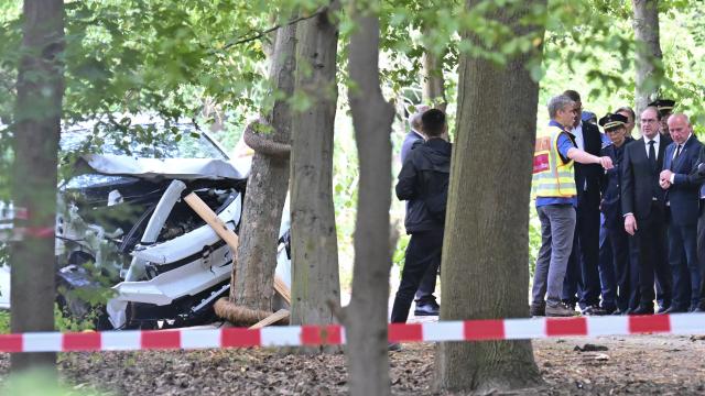 26 July 2026, Berlin: (R-L) Governing Mayor of Berlin Kai Wegner, German Interior Minister Alexander Dobrindt and Chief of the Berlin Police Barbara Slowik Meisel surveys the scene where a vehicle crashed into a tree. On the sidelines of Christopher Street Day in Berlin, the vehicle had driven into a crowd of people. Photo: Sebastian Gollnow/dpa