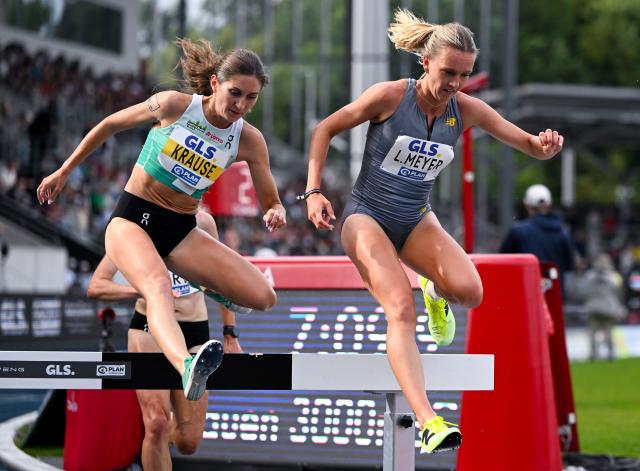 26 July 2026, North Rhine-Westphalia, Bochum: Germany's Gesa Felicitas Krause (L) and Lea Meyer in action during the Women's 3,000-Meter Steeplechase Final of the German Championships at Lohrheidestadion. Photo: Sven Hoppe/dpa
