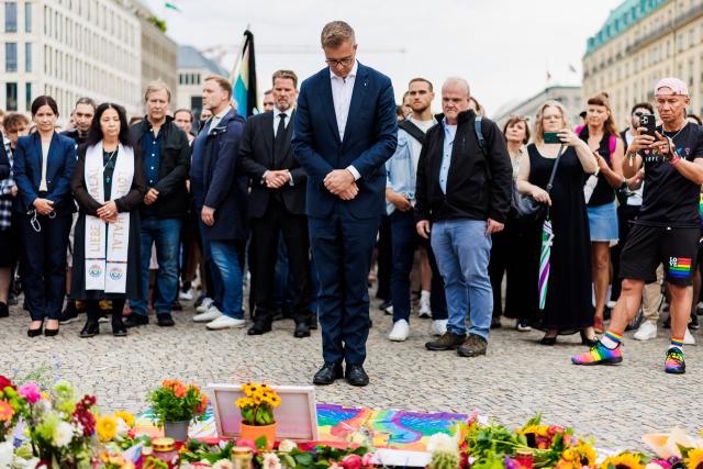 26 July 2026, Berlin: Berlin Senator for Finance Stefan Evers takes part in a memorial service at the site in Tiergarten where a car had plowed into a crowd on the sidelines of Christopher Street Day (CSD). Photo: Christoph Soeder/dpa