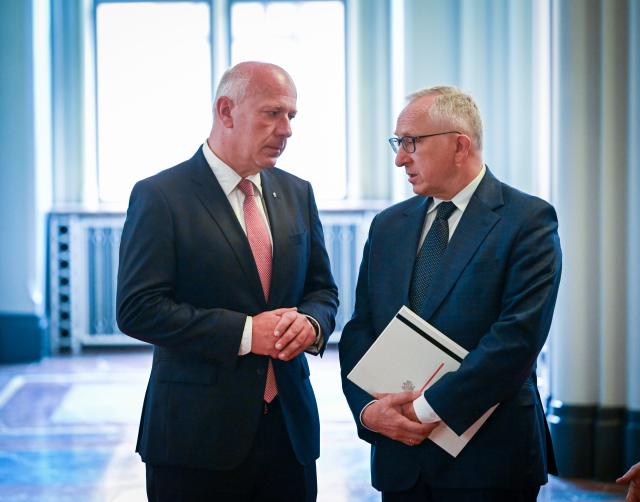 27 July 2026, Berlin: Berlin's Governing Mayor Kai Wegner (L) and Jan Tombinski, Poland's Chargé d'Affaires in Germany, chat at the Rotes Rathaus ahead of the opening of the exhibition "The Warsaw Uprising of 1944." Photo: Soeren Stache/dpa