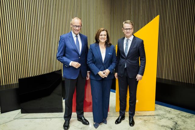 27 July 2026, Berlin: German Chancellor Friedrich Merz (L), CDU Federal Chairman, Franziska Hoppermann (C), the new CDU Secretary General, and Health Minister-designate Carsten Linnemann (R) pose together at the conclusion of a press conference at the CDU Federal Headquarters (Konrad-Adenauer-Haus). Photo: Christoph Soeder/dpa