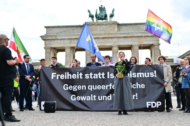 27 July 2026, Berlin: German activist Karoline Preisler speaks in front of the Brandenburg Gate during the demonstration "Freedom Instead of Islamism-Against Anti-Queer Violence and Terror" organized by the Young Liberals of Berlin, following the terrorist attack on the sidelines of Christopher Street Day (CSD). Photo: Sebastian Gollnow/dpa