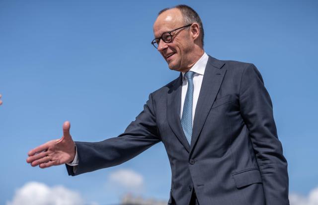 28 July 2026, Brandenburg, Schönefeld: German Chancellor Friedrich Merz boards a plane at Berlin Brandenburg Airport. Merz is travelling to Ireland to hold diplomatic talks as the country assumes the rotating presidency of the Council of the European Union. Photo: Michael Kappeler/dpa