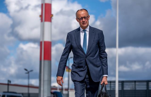 28 July 2026, Brandenburg, Schönefeld: German Chancellor Friedrich Merz (CDU) boards a plane at Berlin Brandenburg Airport. Merz is travelling to Ireland to hold diplomatic talks as the country assumes the rotating presidency of the Council of the European Union. Photo: Michael Kappeler/dpa