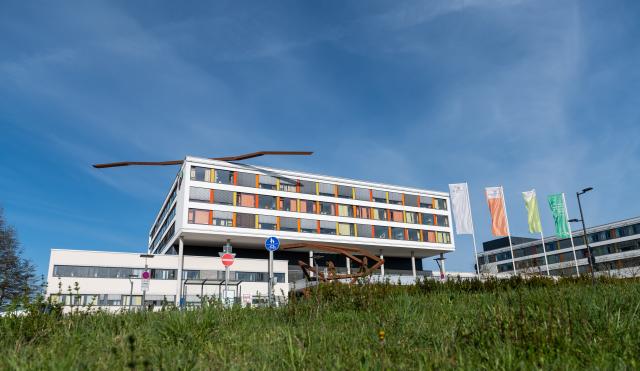 FILED - 20 April 2022, Baden-Württemberg, Villingen-Schwenningen: File Photo - An exterior view shows the modern central facility of the Schwarzwald-Baar Klinikum Photo: Silas Stein/dpa