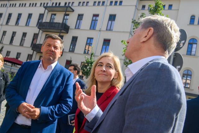 28 July 2026, Saxony-Anhalt, Magdeburg: Sven Schulze (L), Minister-President of Saxony-Anhalt, and businessman Karl Gerhold (R) welcome Nina Warken (C), designated head of the Federal Chancellery, to the Altstadt-Quartier care centre. Warken visited the facility to hold discussions with local medical professionals and management. Photo: Klaus-Dietmar Gabbert/dpa