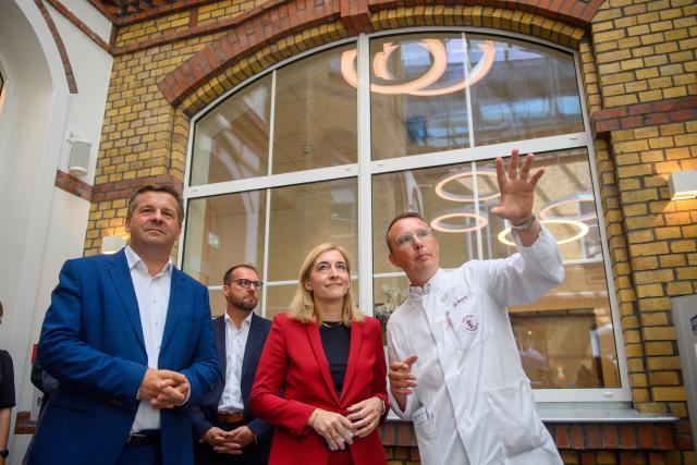 28 July 2026, Saxony-Anhalt, Magdeburg: Sven Schulze (L), Minister-President of Saxony-Anhalt, and businessman Karl Gerhold (R) welcome Nina Warken (C), designated head of the Federal Chancellery, to the Altstadt-Quartier care centre. Warken visited the facility to hold discussions with local medical professionals and management. Photo: Klaus-Dietmar Gabbert/dpa