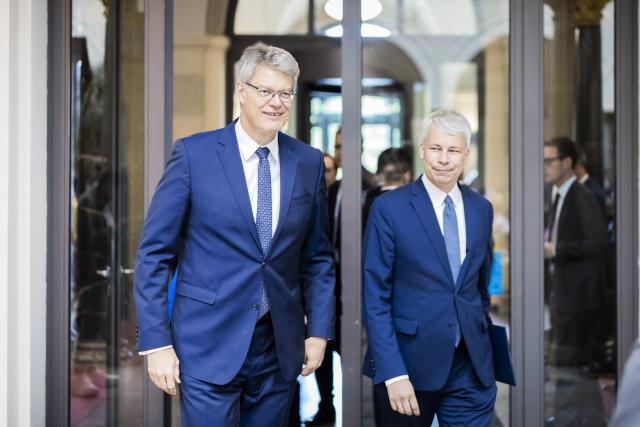 29 July 2026, Berlin: Outgoing German Transport Minister Patrick Schnieder (L) and his successor Steffen Bilger arrive at the Federal Ministry of Transport (BMV) for the handover ceremony. Photo: Christoph Soeder/dpa