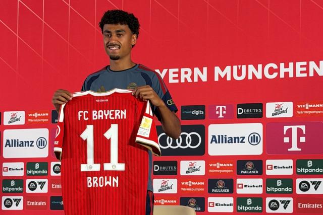 29 July 2026, Bavaria, Rottach-Egern: Bayern Munich's new signing Nathaniel Brown poses for a photo during his presentation press conference in Rottach-Egern. Photo: Christian Kunz/dpa