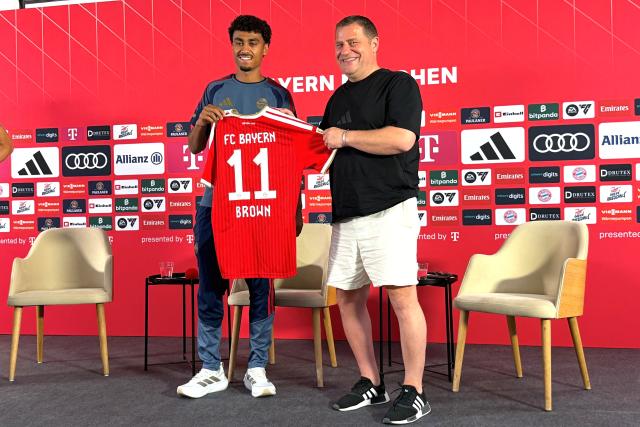 29 July 2026, Bavaria, Rottach-Egern: Bayern Munich's new signing Nathaniel Brown (L) and sporting director Max Eberl pose for a photo during his presentation press conference in Rottach-Egern. Photo: Christian Kunz/dpa