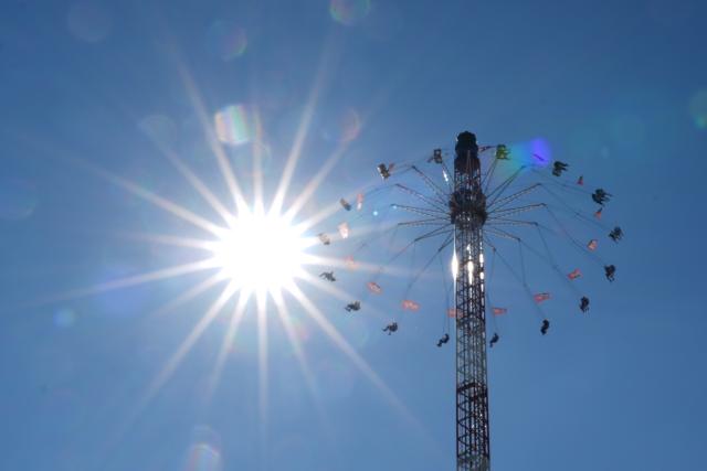 29 July 2026, Hamburg: Riders are enjoying the giant carousel at Heiligengeistfeld. Photo: Marcus Brandt/dpa
