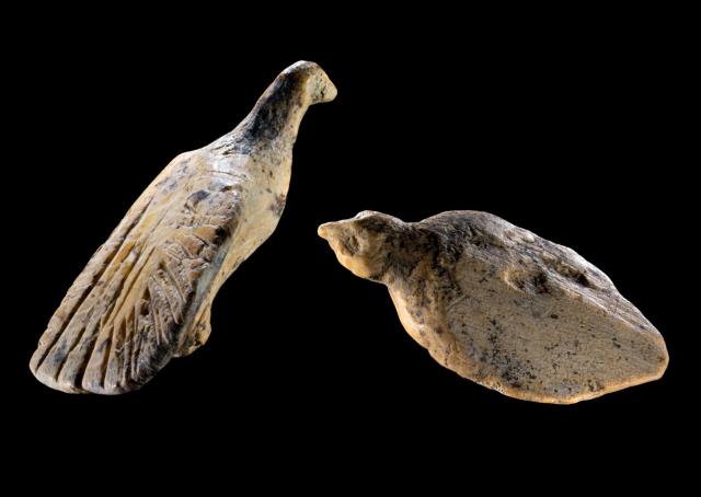 HANDOUT - 29 July 2026, Blaubeuren: An undated photo shows two bird figurines from the Ice Age World Heritage cave Hohle Fels, approximately 40,000 years old. Measuring two centimeters long, one centimeter wide, and half a centimeter tall, the bird with outstretched wings is thus the smallest of all known Ice Age artworks in the World Heritage region to date. Photo: Ralf Ehmann/Universität Tübingen/dpa - ATTENTION: editorial use only and only if the credit mentioned above is referenced in full