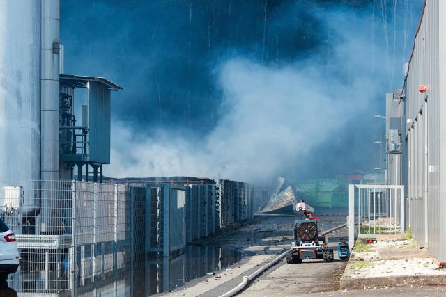 29 July 2026, Saarland, Neunkirchen: Smoke rises as firefighters continue to extinguish a blaze at an industrial building in the Wellesweiler district. Several people were injured in a major fire at a recycling facility for spray cans and similar pressurized containers. Photo: Laszlo Pinter/dpa