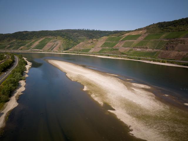 30 July 2026, North Rhine-Westphalia, Duisburg: Sandbars are visible on the Rhine near Osterspai. Heat and drought have led to extremely low water levels, which are now also affecting navigation. Photo: Thomas Frey/dpa