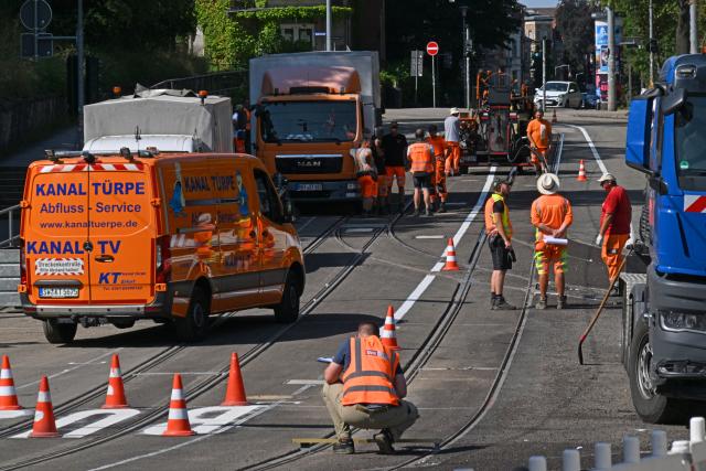 30 July 2026, Thuringia, Erfurt: Construction workers work in intense heat to replace tram tracks at the main train station. During the Thuringian summer break, Erfurter Verkehrsbetriebe (EVAG) is replacing tracks at Stadtparkkopf and in the station underpass leading to Willy-Brandt-Platz. Photo: Martin Schutt/dpa