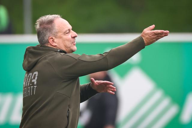 FILED - 20 October 2024, Bavaria, Fuerth: FILE PHOTO - Fuerth coach Alexander Zorniger reacts, during the Bundesliga 2 match between SpVgg Greuther Fuerth and 1. FC Nuernberg, at Sportpark Ronhof Thomas Sommer. Photo: Daniel Karmann/dpa - IMPORTANT NOTE: In accordance with the regulations of the DFL German Football League and the DFB German Football Association, it is prohibited to utilize or have utilized photographs taken in the stadium and/or of the match in the form of sequential images and/or video-like photo series.