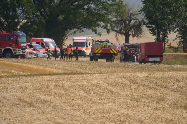 30 July 2026, Rhineland-Palatinate, Bornich: Firefighters work to extinguish a fast-spreading wildfire in an agricultural field near Bornich. Photo: Thomas Frey/dpa