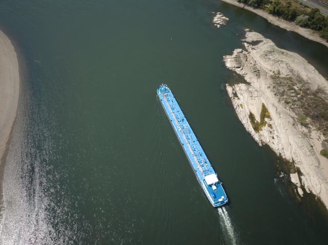 30 July 2026, Rhineland-Palatinate, Oberwesel: A tanker passes a sandbar near Oberwesel as low water levels are hindering navigation on the Rhine. Photo: Thomas Frey/dpa