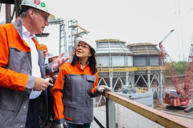 30 July 2026, Lower Saxony, Salzgitter: CEO of Salzgitter AG Gunnar Groebler (L) and German Minister of Economic Affairs Katherina Reiche stand on the gasometer at the Salzgitter AG plant during the minister's visit as part of her summer tour. Photo: Michael Matthey/dpa
