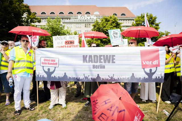 31 July 2026, Berlin: Striking retail and wholesale employees gather for a rally at Wittenbergplatz near the landmark KaDeWe department store. Photo: Christoph Soeder/dpa