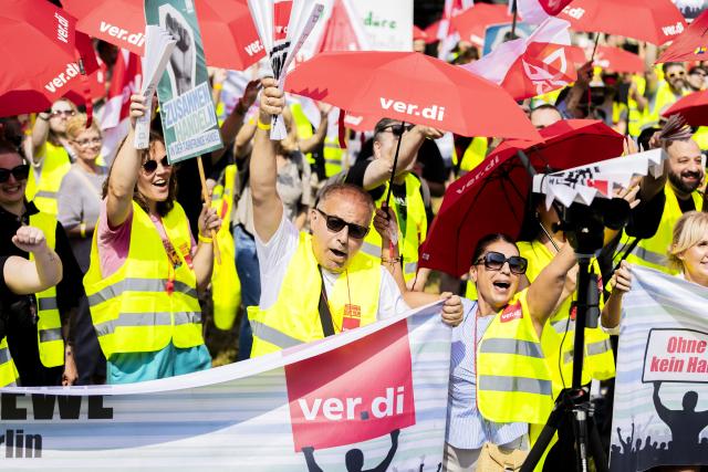 31 July 2026, Berlin: Striking retail and wholesale employees gather for a rally at Wittenbergplatz near the landmark KaDeWe department store. Photo: Christoph Soeder/dpa