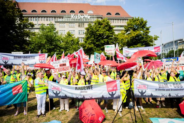 31 July 2026, Berlin: Striking retail and wholesale employees gather for a rally at Wittenbergplatz near the landmark KaDeWe department store. Photo: Christoph Soeder/dpa