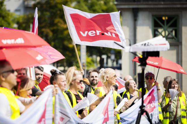 31 July 2026, Berlin: Striking retail and wholesale employees gather for a rally at Wittenbergplatz near the landmark KaDeWe department store. Photo: Christoph Soeder/dpa