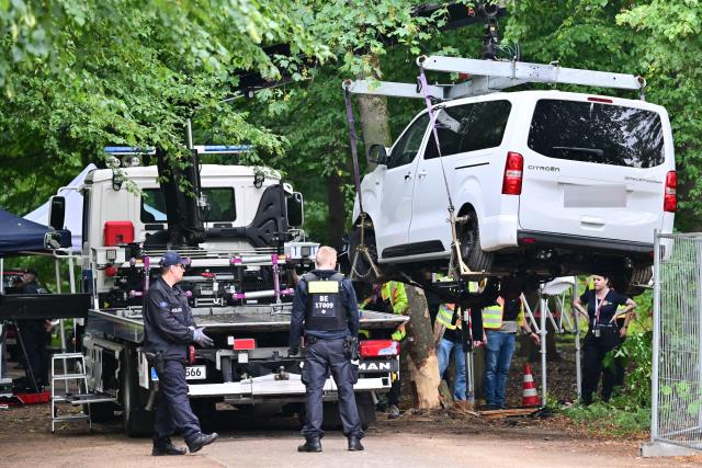 FILED - 26 July 2026, Berlin: A car that had crashed into a tree near the Tiergarten is being loaded onto a tow truck after a vehicle had driven into a crowd of people on the sidelines of Christopher Street Day in Berlin. Photo: Sebastian Gollnow/dpa