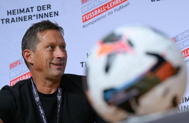 FILED - 30 July 2025, Saxony, Leipzig: File Photo - Then  Benfica head coach Roger Schmidt speaks at a panel discussion at the International Coaching Congress. Photo: Hendrik Schmidt/dpa