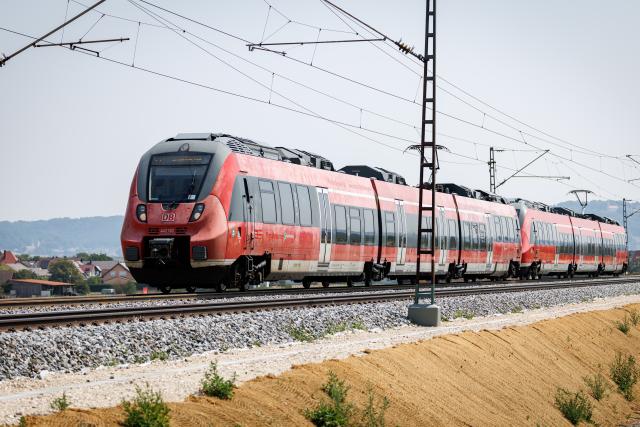 31 July 2026, Bavaria, Pölling: An S-Bahn train is traveling along the Pöllinger Damm on the renovated Nuremberg-Regensburg rail line. To mark the start of the Bavarian summer break, trains are running again on the route between Nuremberg and Regensburg for the first time since February. Photo: Daniel Karmann/dpa