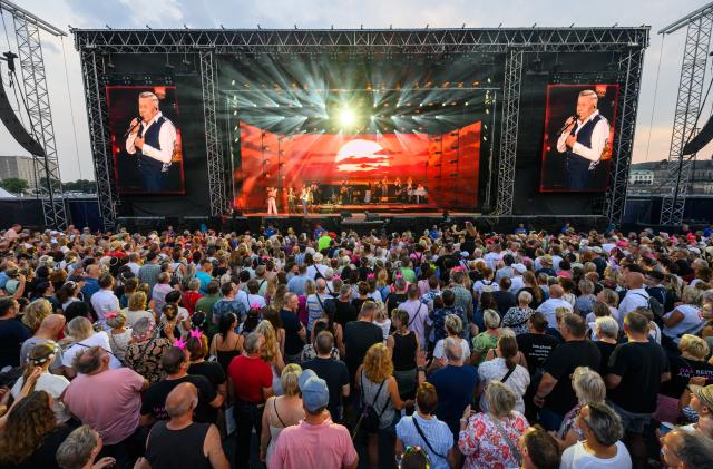 31 July 2026, Saxony, Dresden: German singer Roland Kaiser performs on the stage at the opening concert of "Kaisermania 2026" during the Film Nights on the Banks of the Elbe. Photo: Robert Michael/dpa