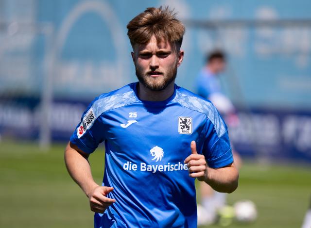 FILED - 15 June 2026, Bavaria, Munich: FILE PHOTO - TSV 1860 Munich's Mathew Collins in action during a training session. The son of rock star Phil Collins has now signed a contract with the Regionalliga club. Photo: Sven Hoppe/dpa